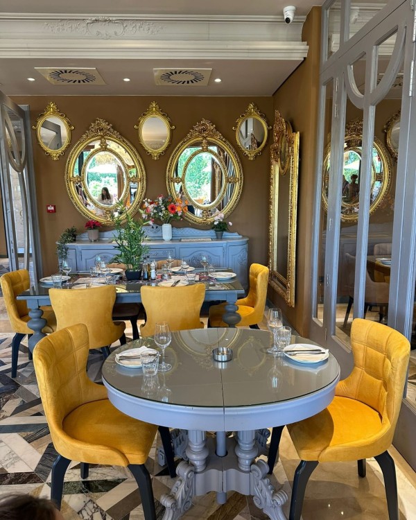 Hotel Hyde Hill / Bikini and Champagne